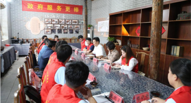 校党委书记毕明福看望暑期社会实践团队师生