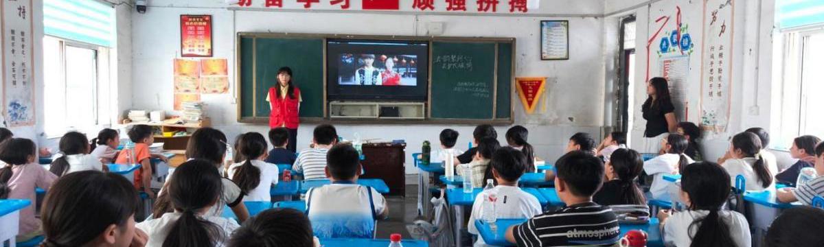“法韵小喇叭”志愿服务队走进丁楼小学开展“法韵聚同心，共护民族情”普法宣讲活动